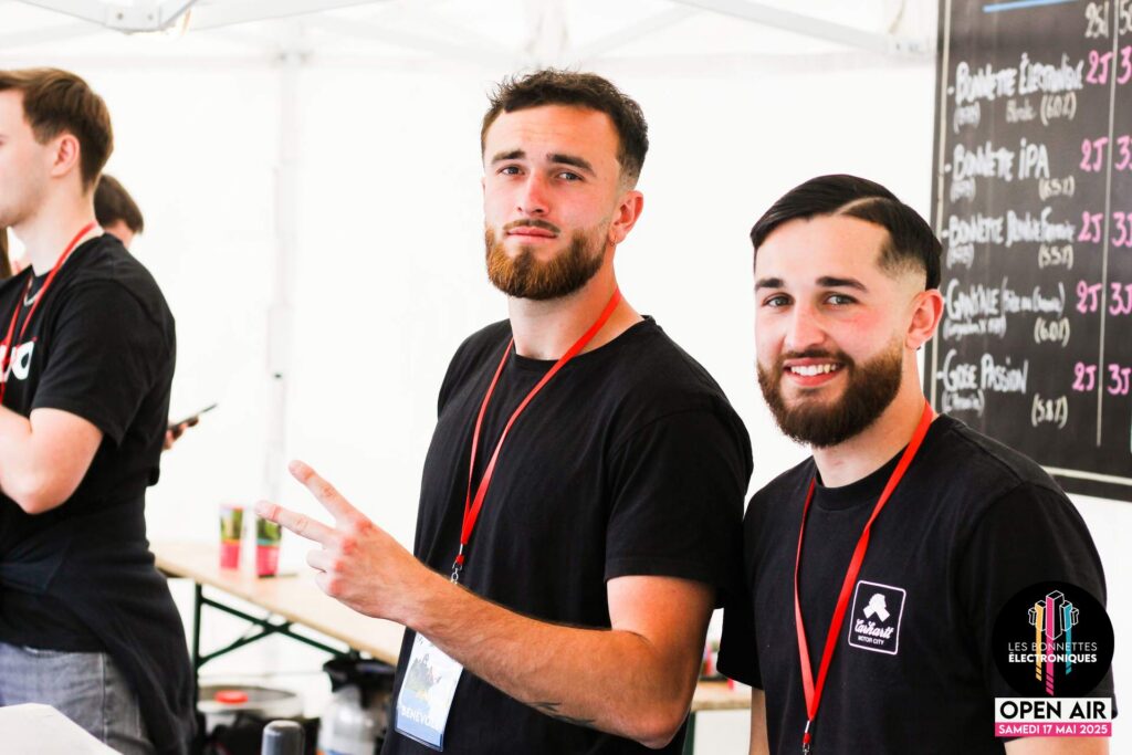Membres de l'équipe des Bonnettes Électroniques au bar du festival.