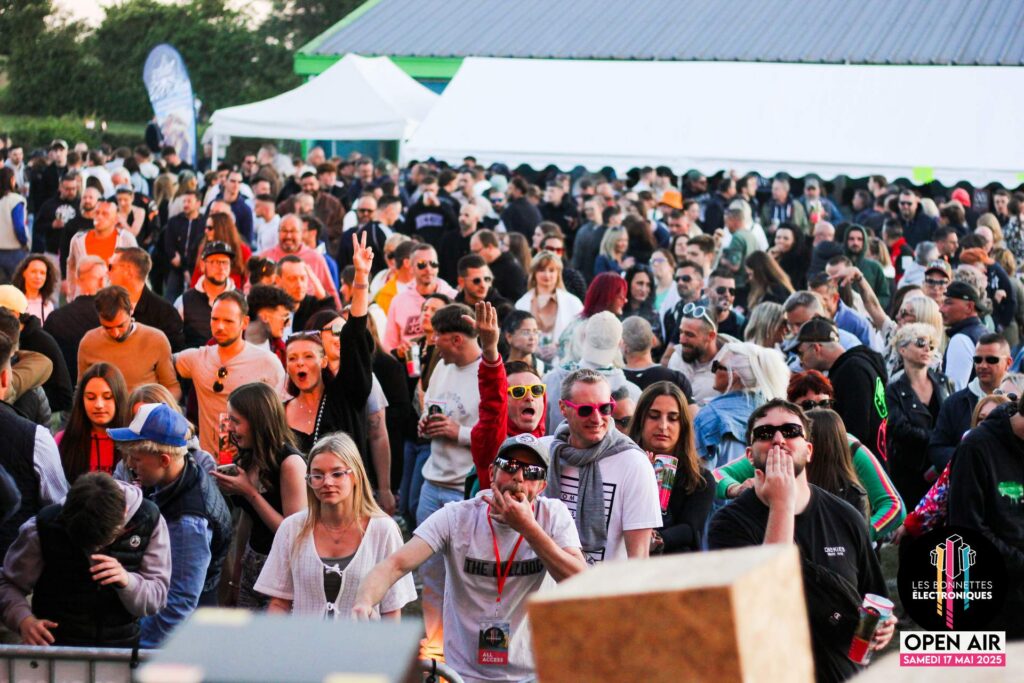 Grande foule de festivaliers réunis devant la scène Open Air du festival Les Bonnettes Électroniques à Étaing.