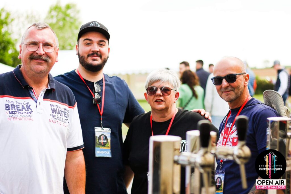 Équipe de bénévoles souriante et mobilisée pour l'accueil des festivaliers aux Bonnettes Électroniques.