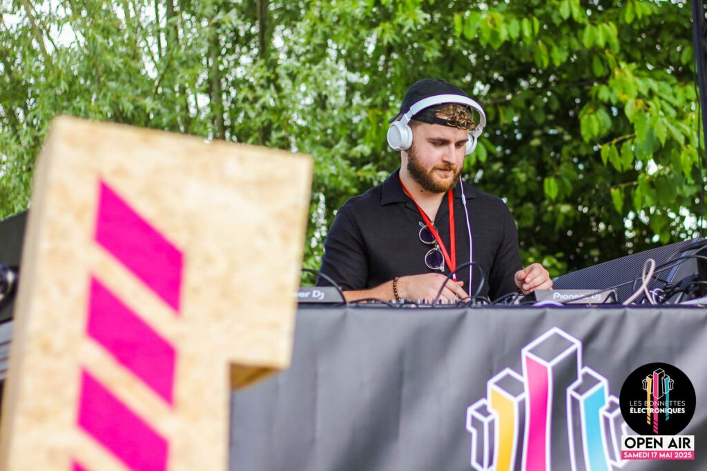 Le DJ C-WAY en pleine performance derrière les platines sur la scène du festival Les Bonnettes Électroniques 2025.
