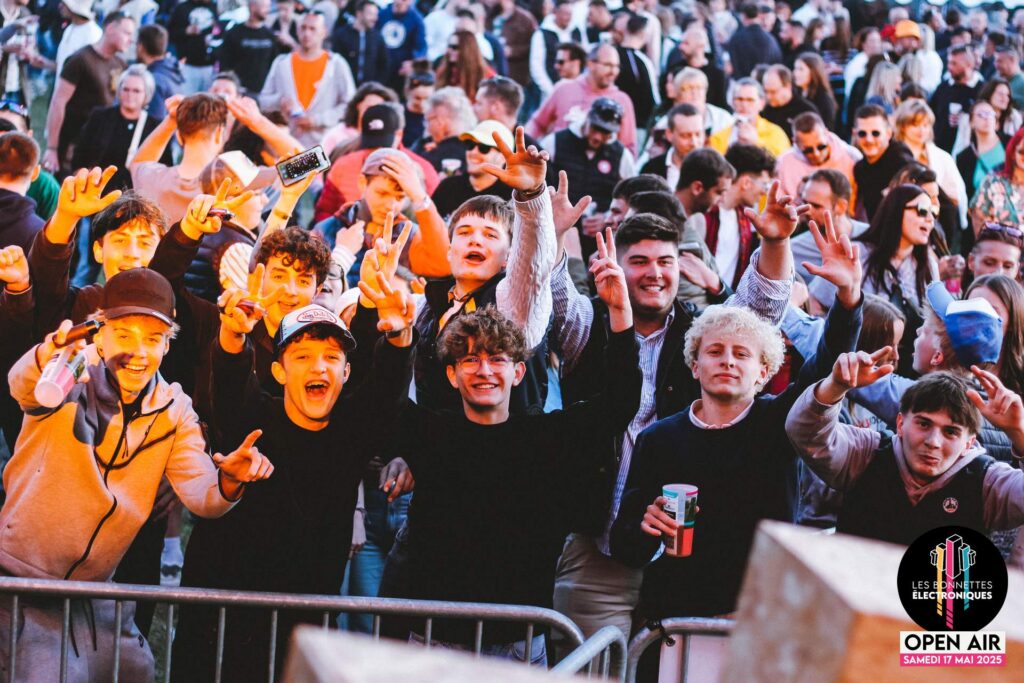 Festivaliers enthousiastes au premier rang célébrant l'édition 2025 du festival Les Bonnettes Électroniques à Étaing.