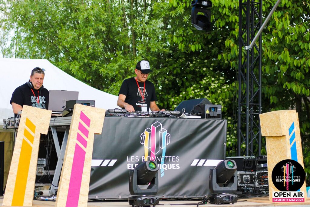 DJ ALFA B2B DJ FRED mixant en duo sur la scène Open Air du festival Les Bonnettes Électroniques 2025.