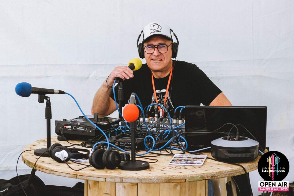 DJ Alfa animant l'émission Opera Dance sur Radio Scarpe Sensée en direct du festival Les Bonnettes Électroniques 2025.
