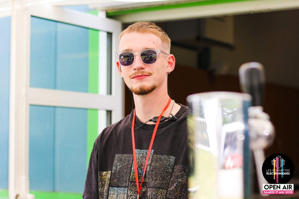 Membre de l'équipe du festival Les Bonnettes Électroniques durant l'Open Air.