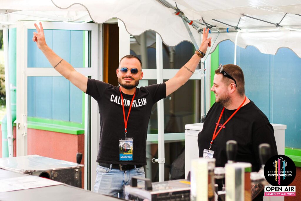 Bénévole de l'association accueillant les festivaliers avec enthousiasme lors de l'édition précédente.