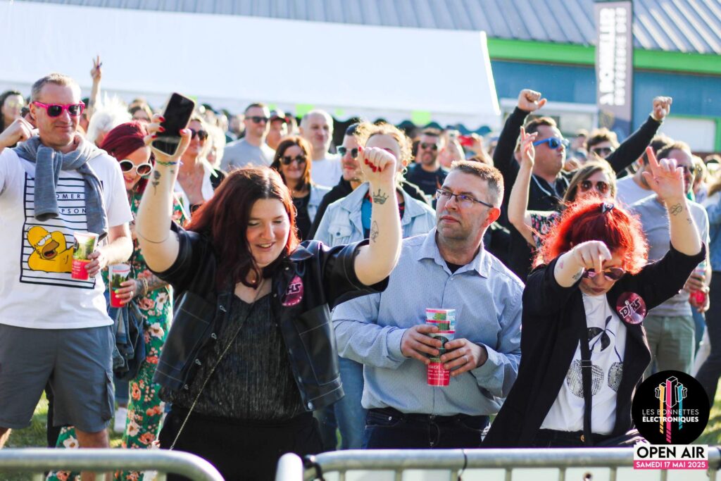 Festivaliers en train de danser devant la scène à Étaing.