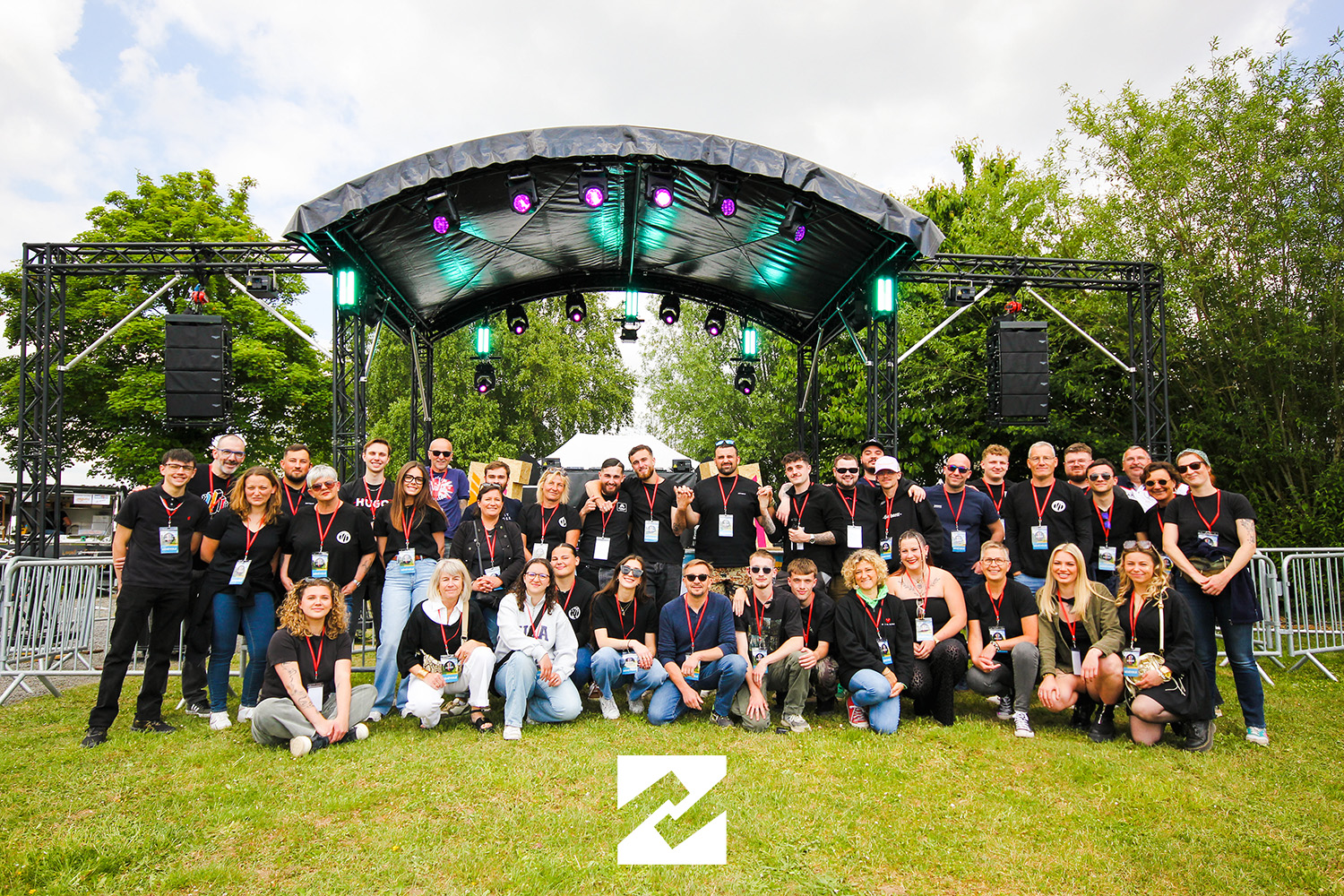 L'équipe des bénévoles du festival Les Bonnettes Électroniques réunie lors de l'édition précédente à Étaing